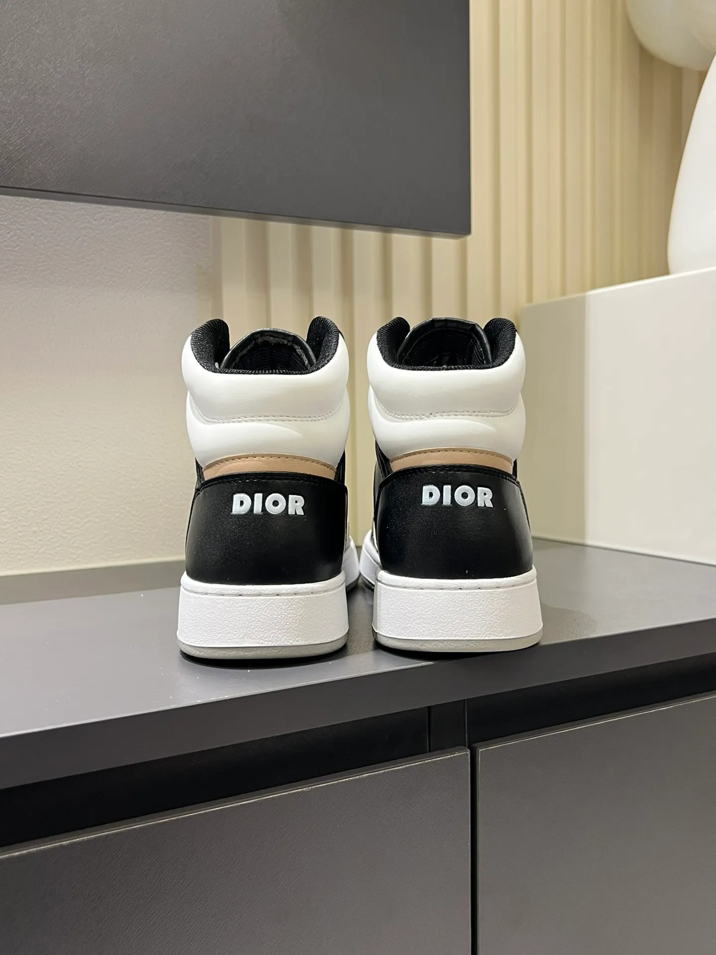 Men's shoes 💰p460 "Dio*" mid-top B27 casual sneakers. This B27 high-top sneaker is a new product in the series and continues Di*r's classic style. Crafted from gray and white smooth calf leather with beige and black Oblique print panels on the sides. The "CD Icon" shaped shoelace eyelets are clever and delicate, and the two-color rubber sole, rear collar and heel are all equipped with the brand's iconic details to enhance the style. Oblique printed straps at the ankle allow for an adjustable fit to complement the overall design. Fashionable and versatile, it can complement any look. Create an exquisite design with unique dynamic vitality and modern atmosphere, presented in low-top and high-top styles. This new must-have shoe adds a new dimension to Dior's archive heritage, embodying modern elegance. Purchase the original version and make it 1:1. If you need top quality, please come to me! Male 38-44!
